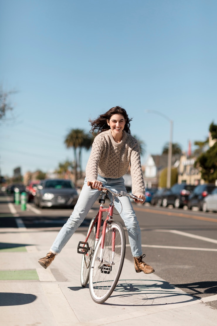 Foto gratuito adulto joven que viaja con movilidad sostenible