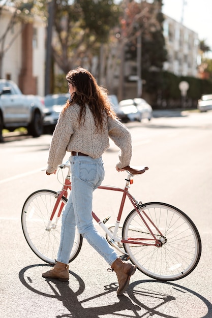 Adulto joven que viaja con movilidad sostenible