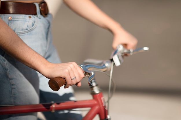 Adulto joven que viaja con movilidad sostenible