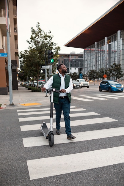 Foto gratuita adulto joven que viaja con movilidad sostenible