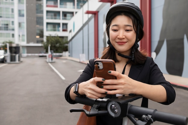 Adulto joven que viaja con movilidad sostenible