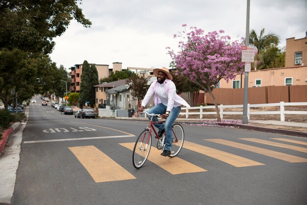 Adulto joven que viaja con movilidad sostenible