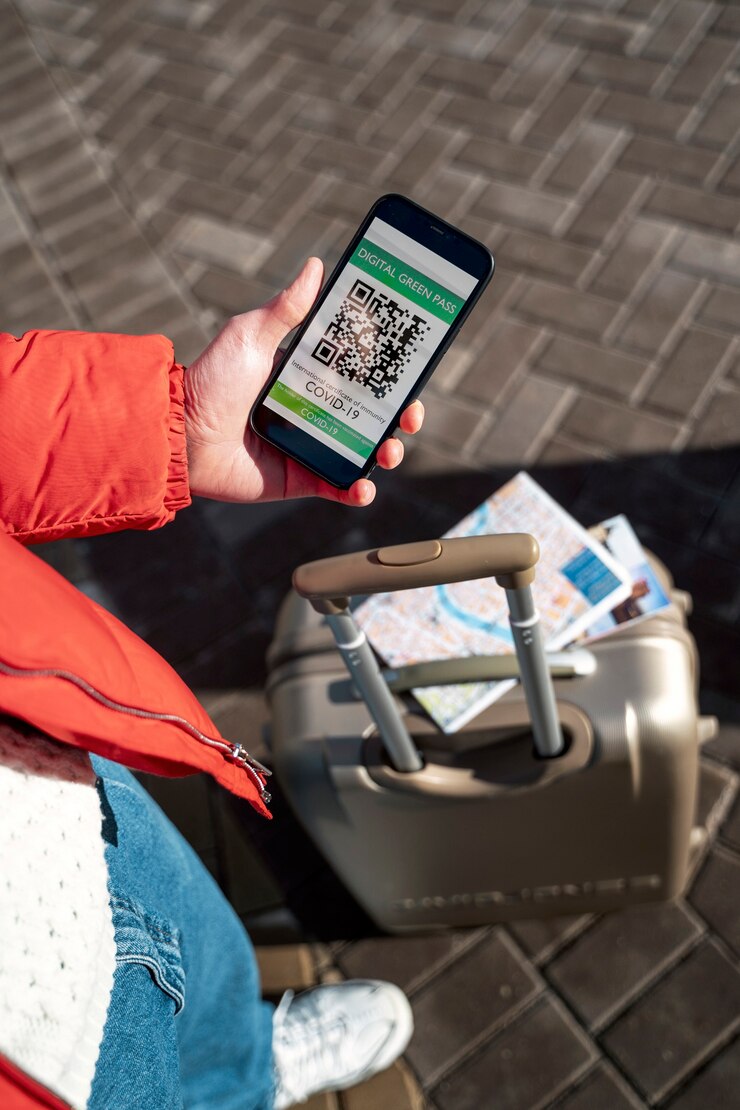 Foto gratuito adulto joven que viaja con pasaporte de vacunación