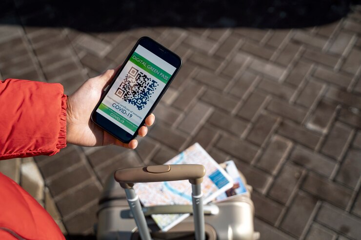 Foto gratuito adulto joven que viaja con pasaporte de vacunación