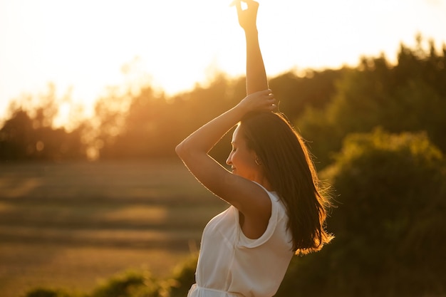 Foto gratuita adulto joven que vive en libertad