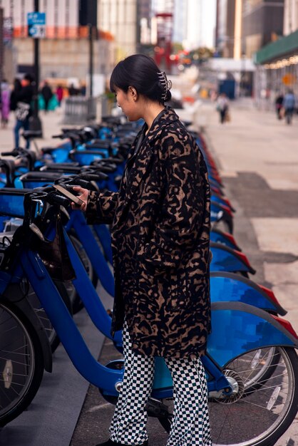 Adulto joven usando bicicleta para viajar en la ciudad
