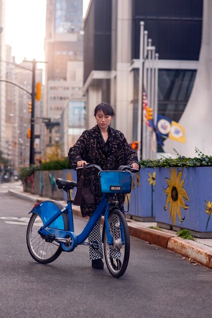 Adulto joven usando bicicleta para viajar en la ciudad