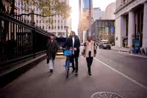 Foto gratuita adulto joven usando bicicleta para viajar en la ciudad