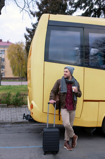 Adulto joven viajando en invierno