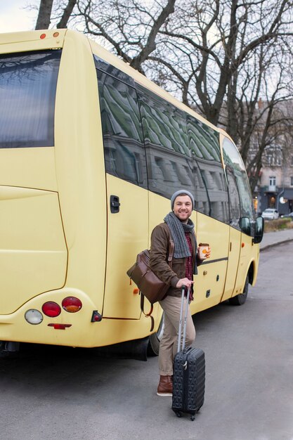 Adulto joven viajando en invierno