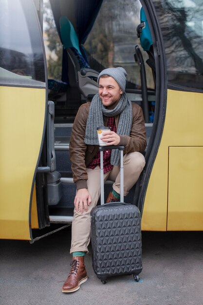 Adulto joven viajando en invierno