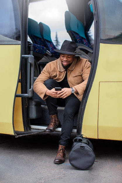 Foto gratuita adulto joven viajando en invierno