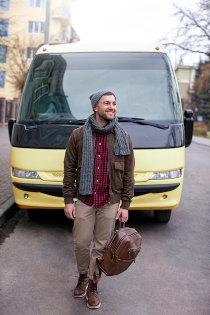 Foto gratuita adulto joven viajando en invierno