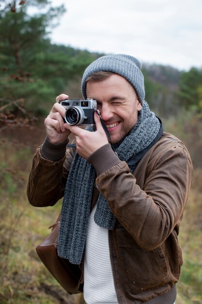 Adulto joven viajando en invierno