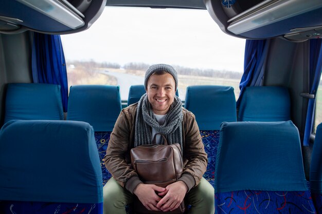 Adulto joven viajando en invierno