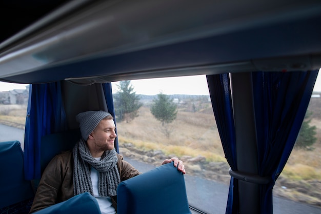 Adulto joven viajando en invierno