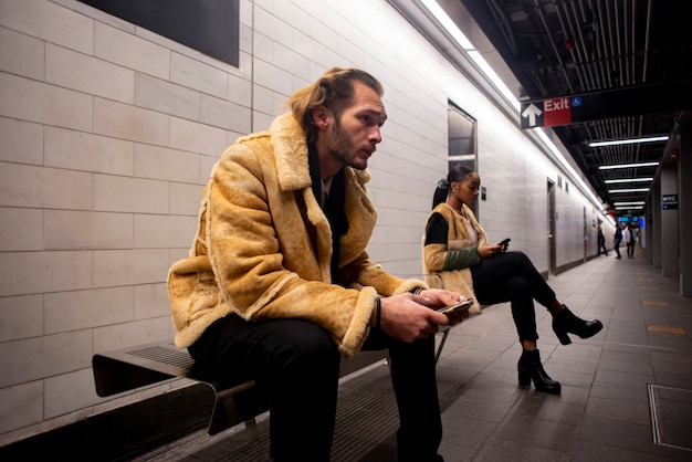 Foto gratuita adulto joven viajando en metrou