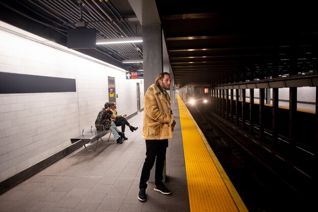 Adulto joven viajando en metrou