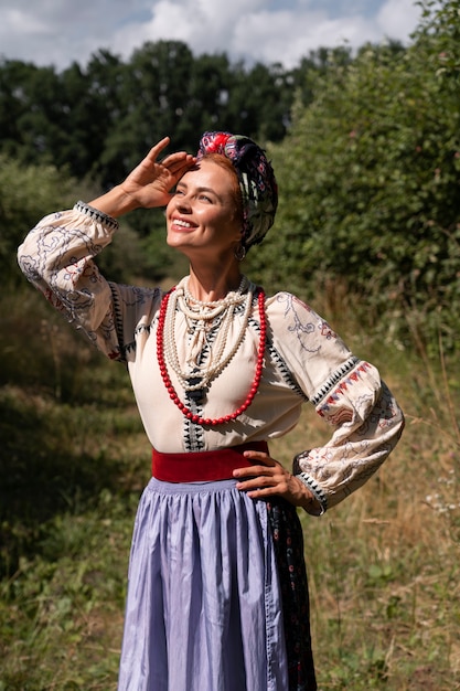 Foto gratuita adulto joven vistiendo traje de danza folclórica