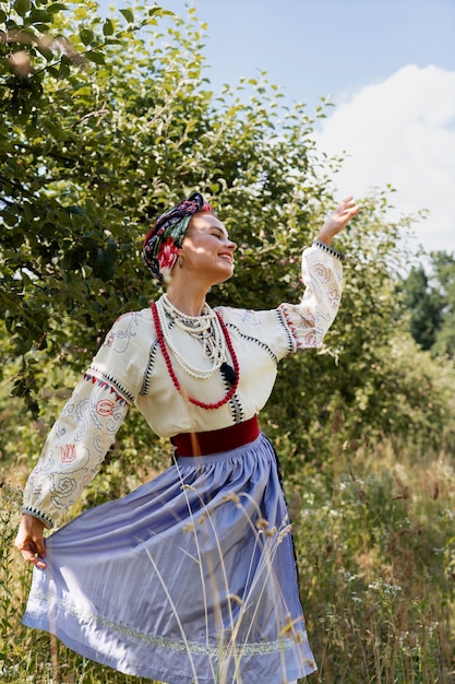 Adulto joven vistiendo traje de danza folclórica