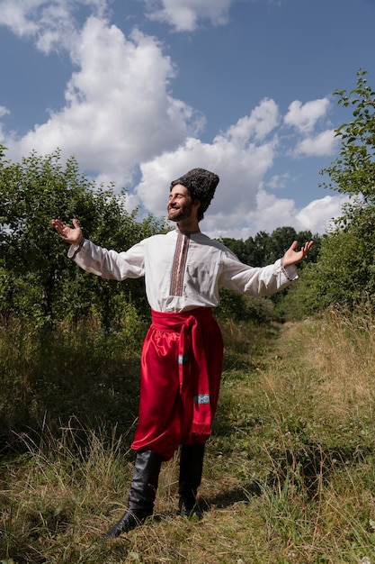Foto gratuita adulto joven vistiendo traje de danza folclórica