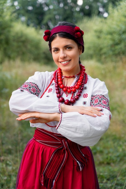 Adulto joven vistiendo traje de danza folclórica