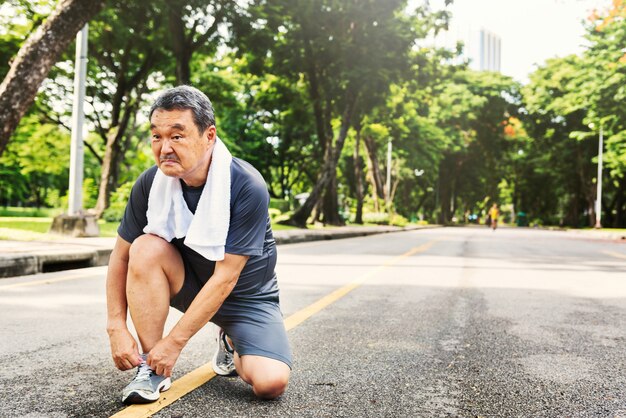 Adulto mayor que activa concepto corriente de la actividad del deporte del ejercicio