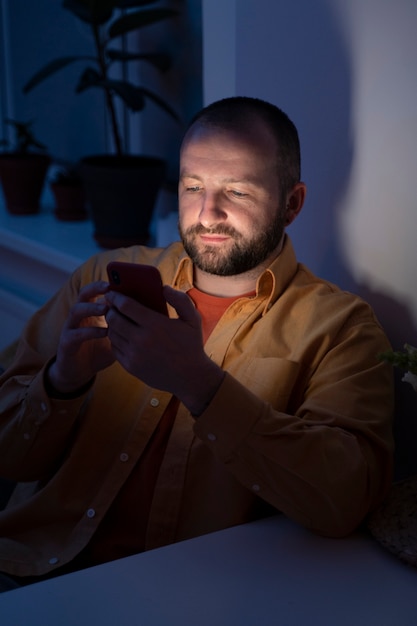 Adulto que sufre de adicción a las redes sociales