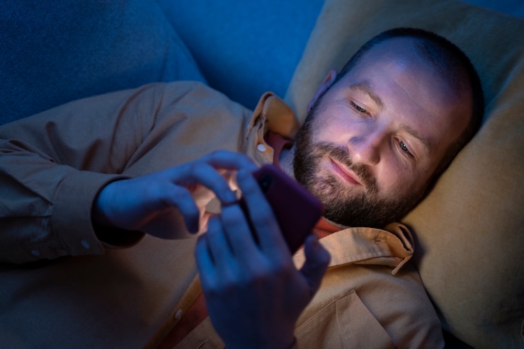 Foto gratuito adulto que sufre de adicción a las redes sociales