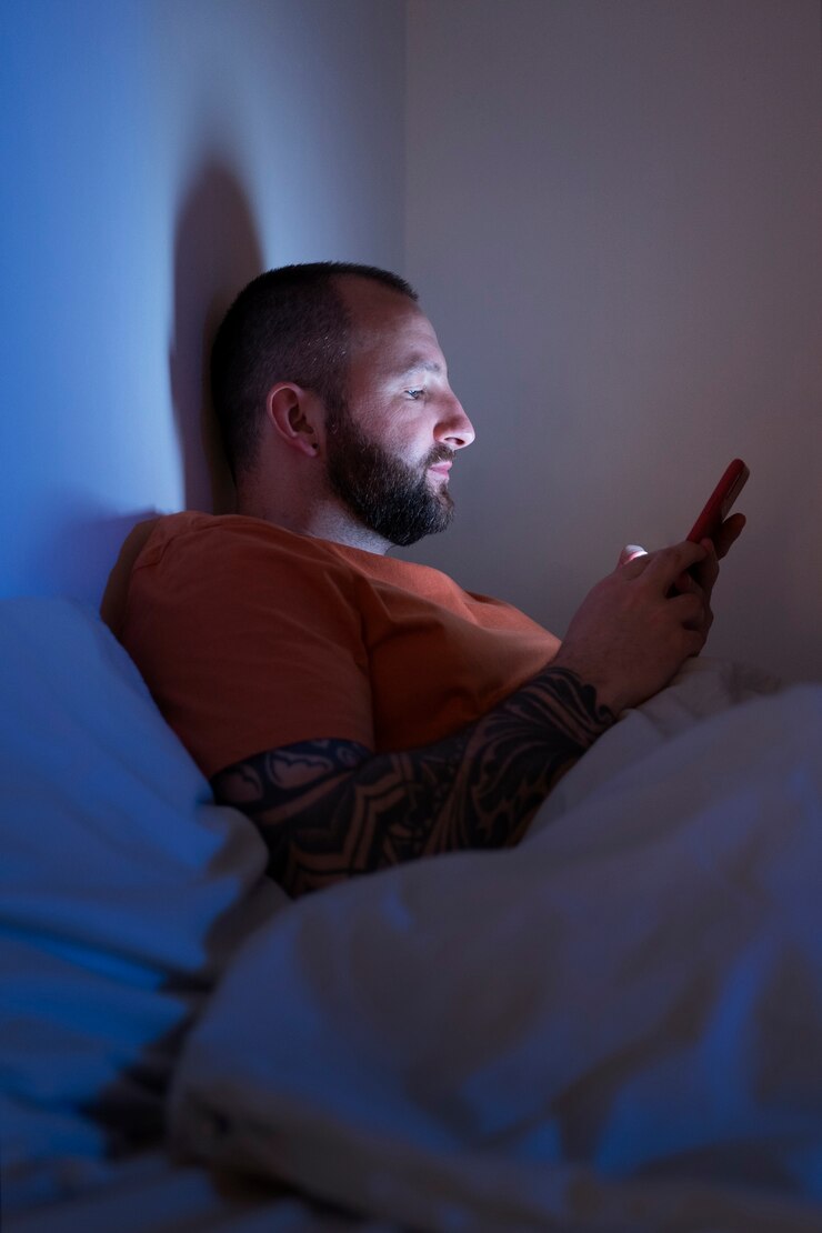 Foto gratuito adulto que sufre de adicción a las redes sociales