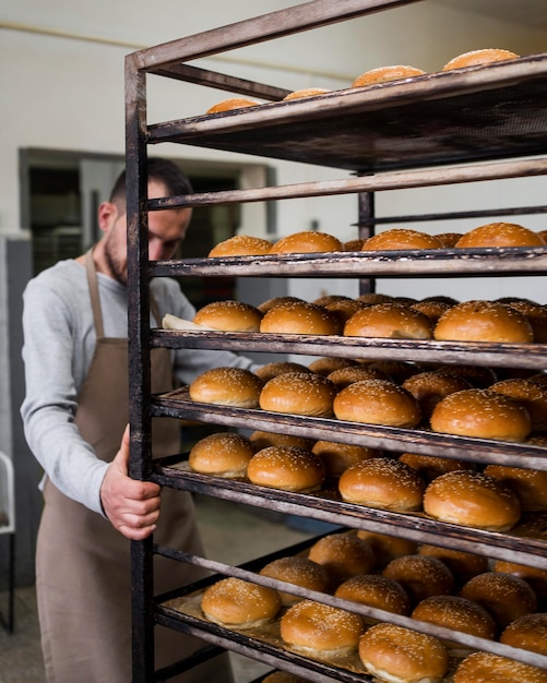 Foto gratuita adulto trabajando en deliciosos panes frescos