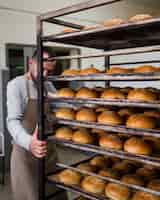Foto gratuita adulto trabajando en deliciosos panes frescos