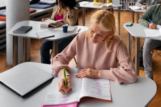 Adultos de alto ángulo estudiando juntos