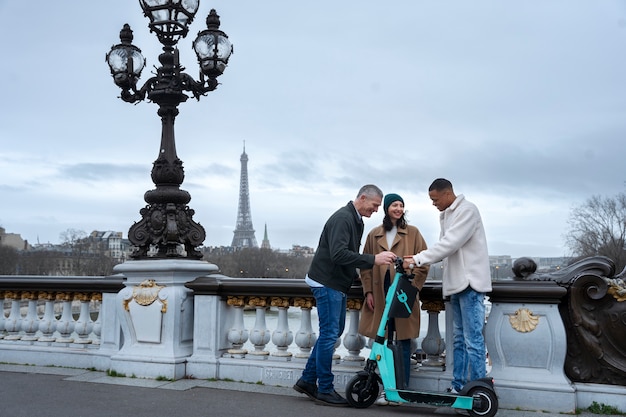 Adultos aprendiendo a usar scooter eléctrico.