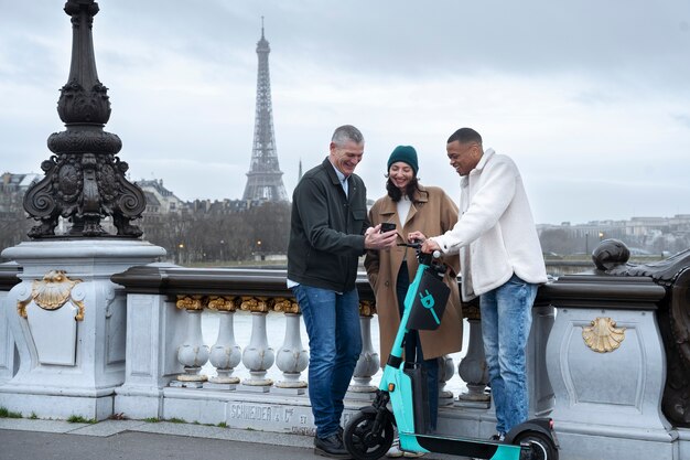 Adultos aprendiendo a usar scooter eléctrico.