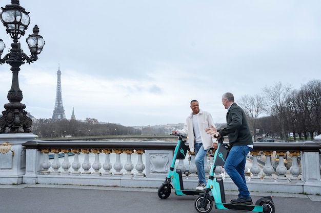 Adultos aprendiendo a usar scooter eléctrico.