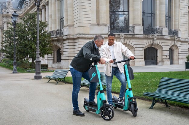 Adultos aprendiendo a usar scooter eléctrico.