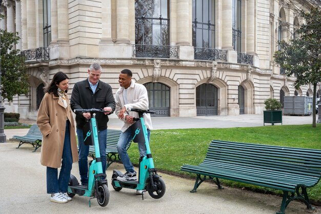 Adultos aprendiendo a usar scooter eléctrico.