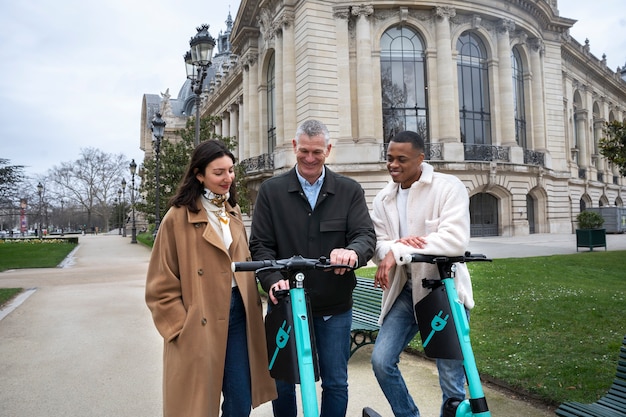 Adultos aprendiendo a usar scooter eléctrico.