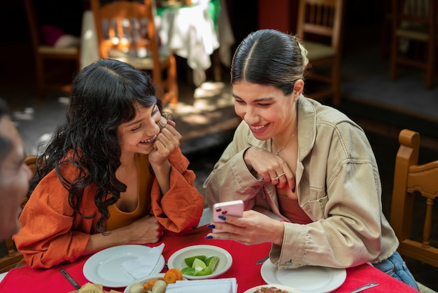 Foto gratuita adultos disfrutando de comida mexicana