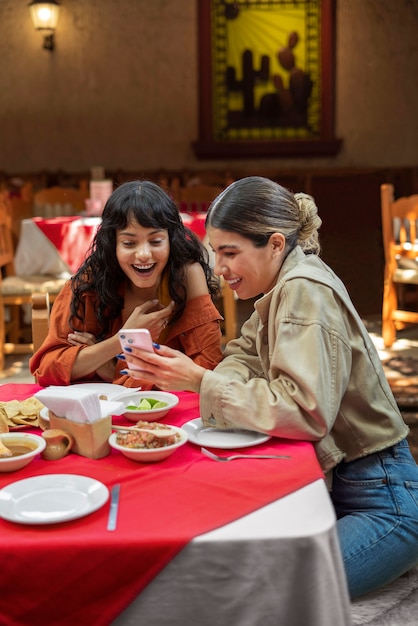 Foto gratuita adultos disfrutando de comida mexicana