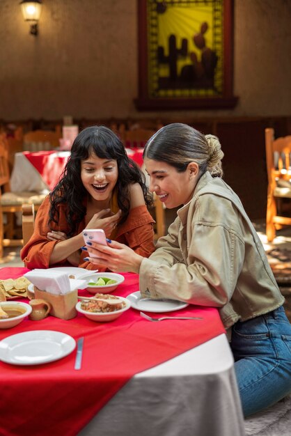 Adultos disfrutando de comida mexicana