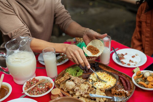 Adultos disfrutando de comida mexicana