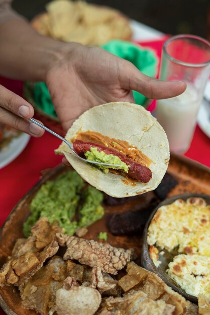 Adultos disfrutando de comida mexicana