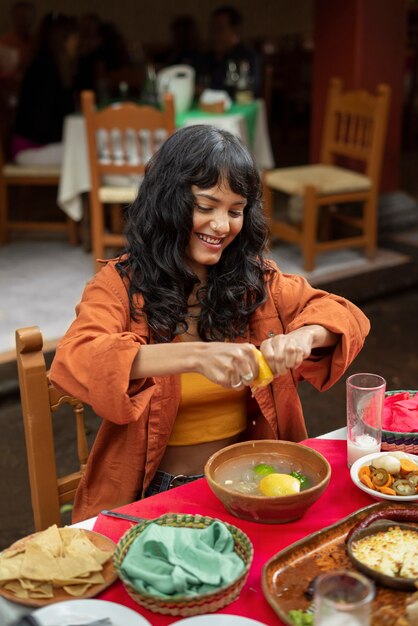 Adultos disfrutando de comida mexicana