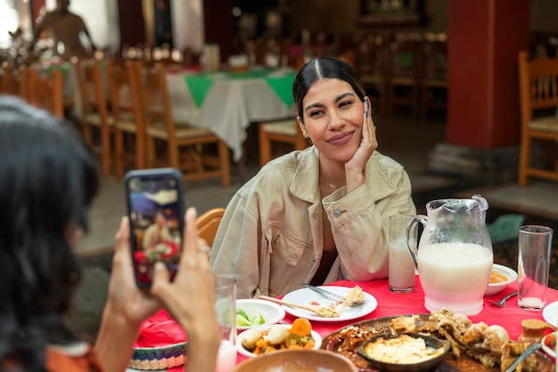 Adultos disfrutando de comida mexicana