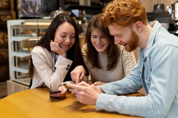 Foto gratuita adultos jóvenes con adicción a las redes sociales