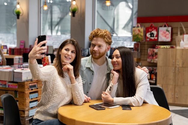 Foto gratuita adultos jóvenes con adicción a las redes sociales