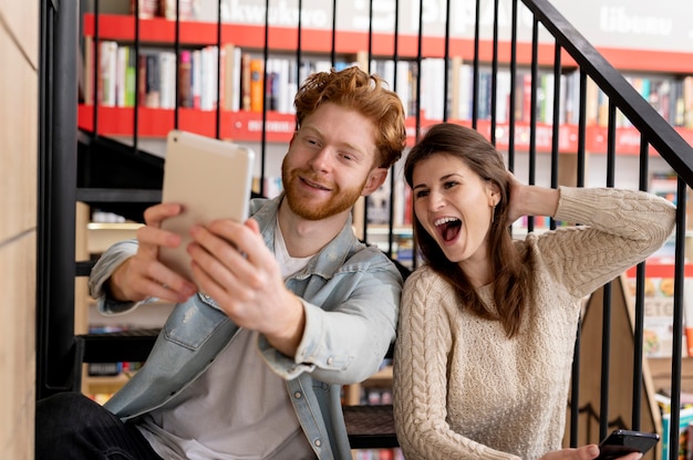 Foto gratuita adultos jóvenes con adicción a las redes sociales