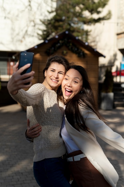 Foto gratuita adultos jóvenes con adicción a las redes sociales